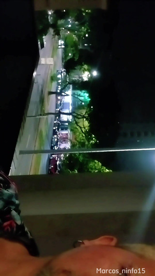 I Went to Belo Horizonte and Showed off on the Street in Front of the Bar at Night on the Balcony of