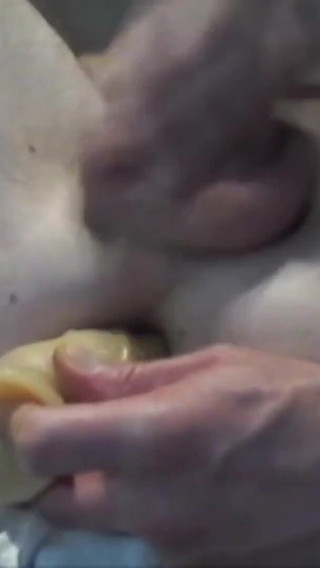 Se Met 2 Gode a La Suite Et Se Masturbe