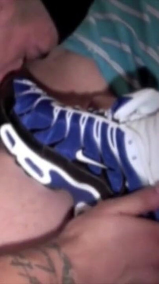 Arab slut submissed to the sneakers of his 2 friends