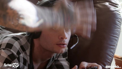 Twinkpop - Lil gamer twink gets pounded by hunk top