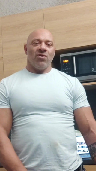 Bodybuilder Stepdaddy Get Sucked off