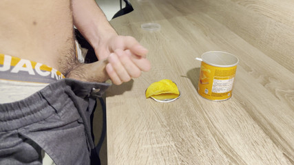 I'm Cumming on Pringles