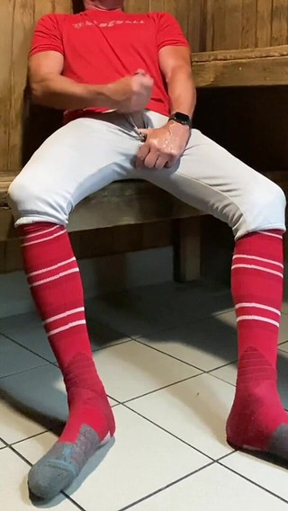 Buff Dilfjockdad87 Almost Gets Caught Jerking in the Sauna