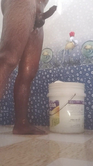 Bathroom Mein Jaton Ki Safai Karta Hua Ladka