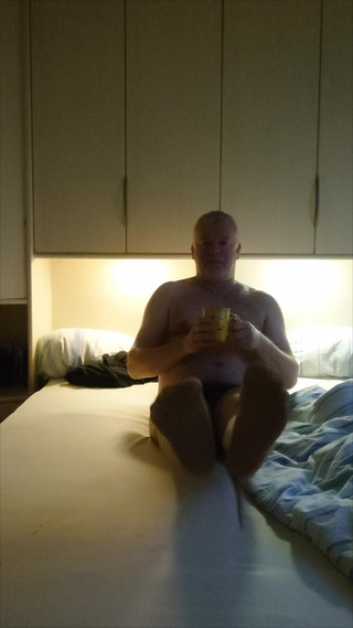 Nylonjunge Wishes You a Frosty Morning